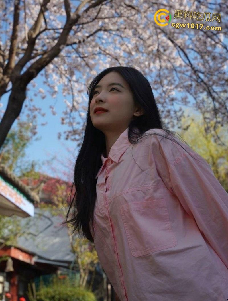 广西南宁反差婊【吴洛丹】，和男友鸳鸯浴自拍流出，饥渴小母狗跪地深喉口交，一线天超粉小穴被操到白浆流出 ！-2