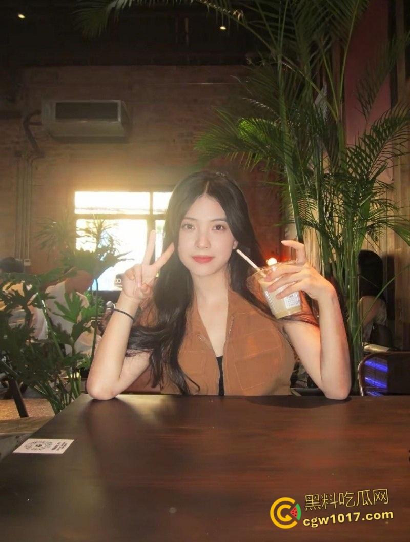 广西南宁反差婊【吴洛丹】，和男友鸳鸯浴自拍流出，饥渴小母狗跪地深喉口交，一线天超粉小穴被操到白浆流出 ！-3