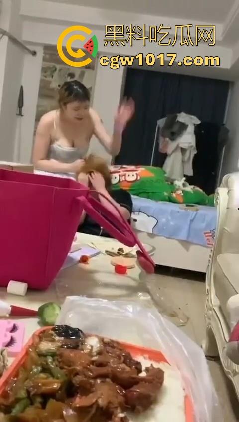 姐妹反目成仇混合双打，精神小妹上门爆揍黄毛大肥婆，水壶铁棍抄起家伙就往头上砸，你别说真有点狠！-7