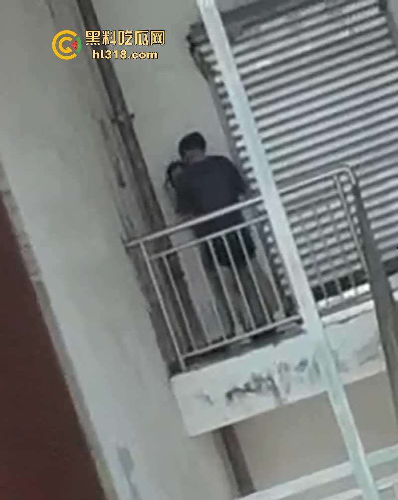 四川仁寿第二职高，小情侣楼梯间激情性爱，少女墙角舔屌被偷拍，在校园上演活春宫，刺激无比！-5