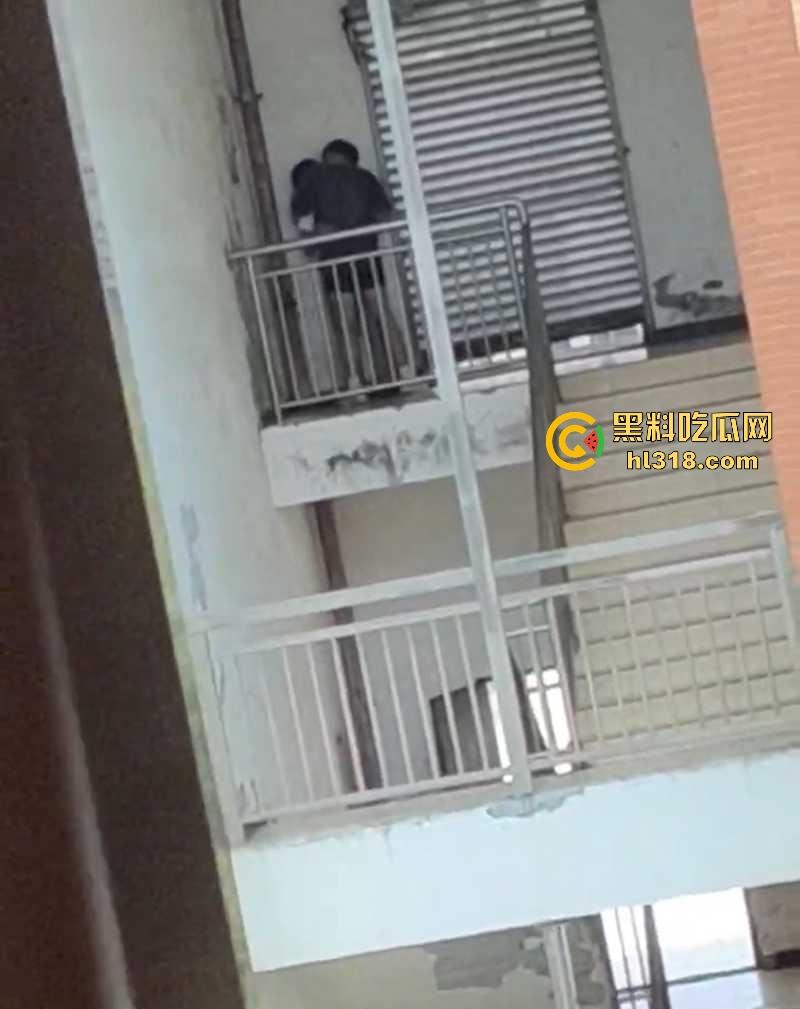 四川仁寿第二职高，小情侣楼梯间激情性爱，少女墙角舔屌被偷拍，在校园上演活春宫，刺激无比！-6