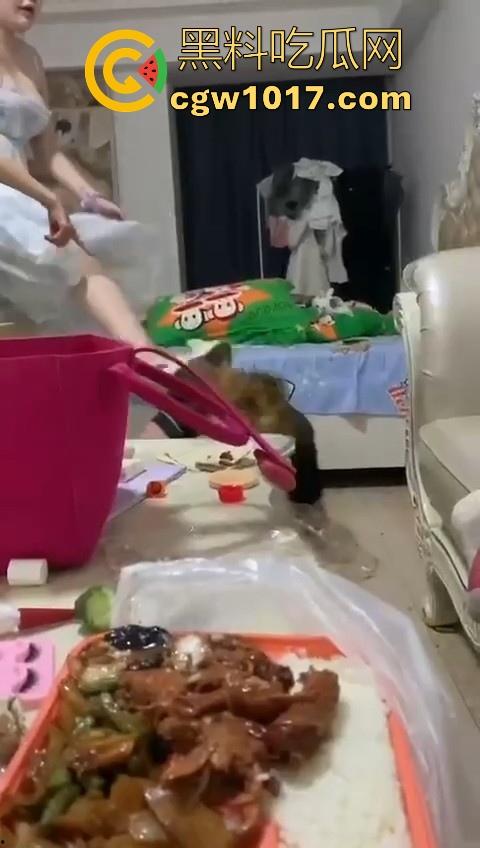 姐妹反目成仇混合双打，精神小妹上门爆揍黄毛大肥婆，水壶铁棍抄起家伙就往头上砸，你别说真有点狠！-8