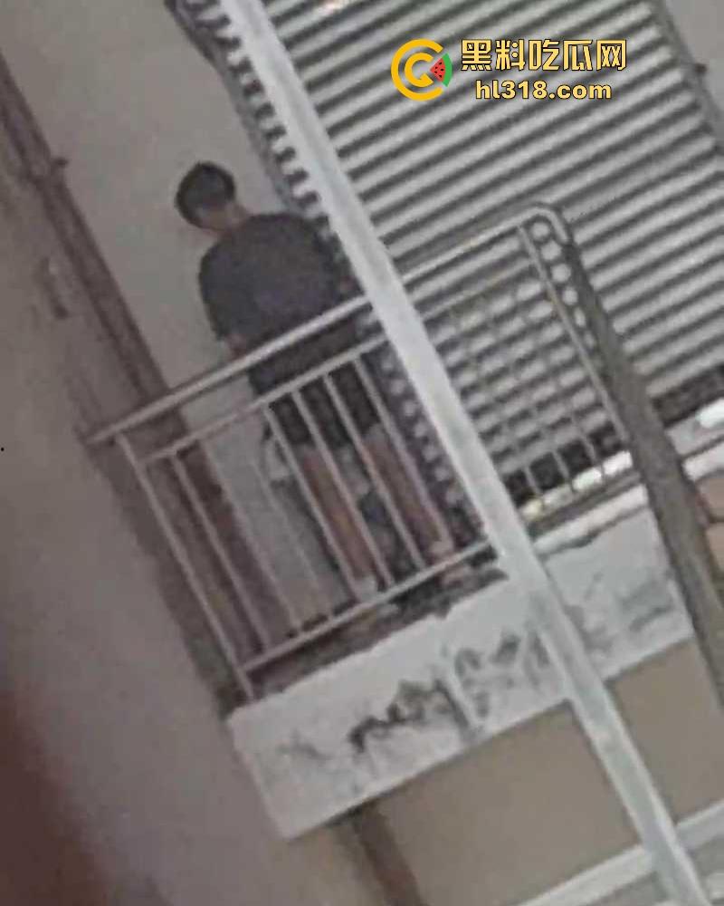 四川仁寿第二职高，小情侣楼梯间激情性爱，少女墙角舔屌被偷拍，在校园上演活春宫，刺激无比！-7