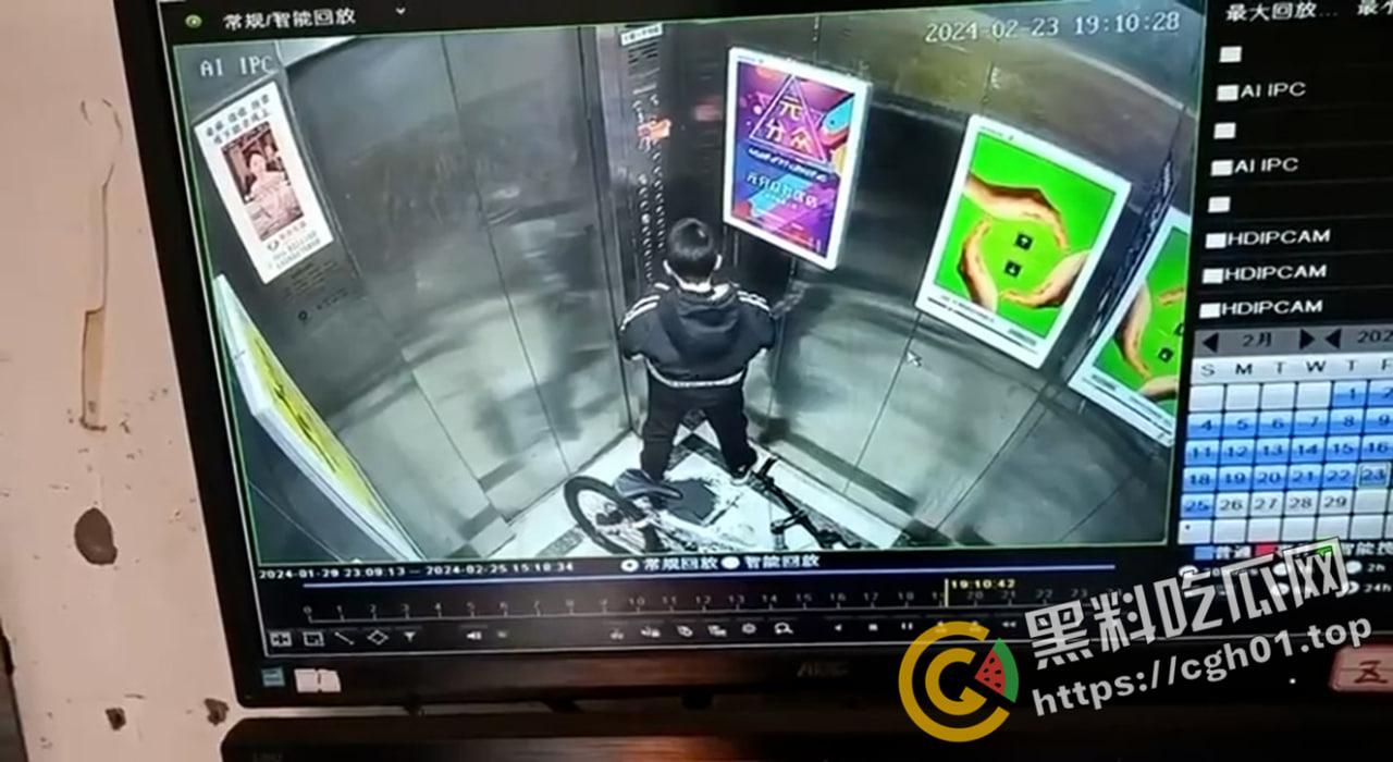 奇葩业主！微信群内大骂电梯太臭 结果发现是自己儿子尿的 果然上梁不正下梁歪-1