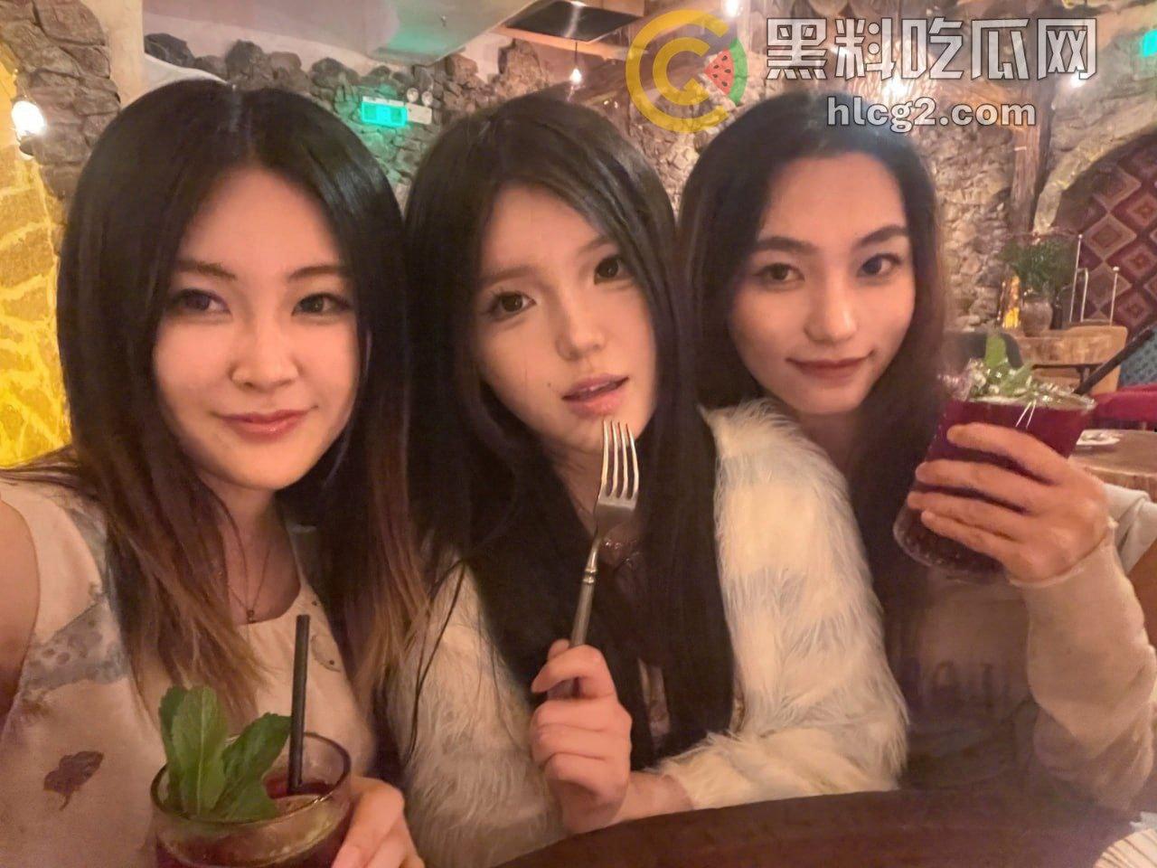 上海财经女大学生「丁一卓」白天乖巧，夜晚转变为性感小母狗！长腿美貌大揭秘-5