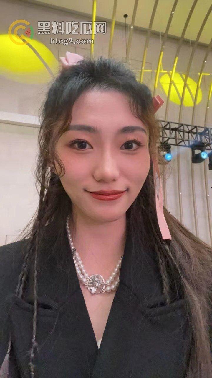 上海财经女大学生「丁一卓」白天乖巧，夜晚转变为性感小母狗！长腿美貌大揭秘-7