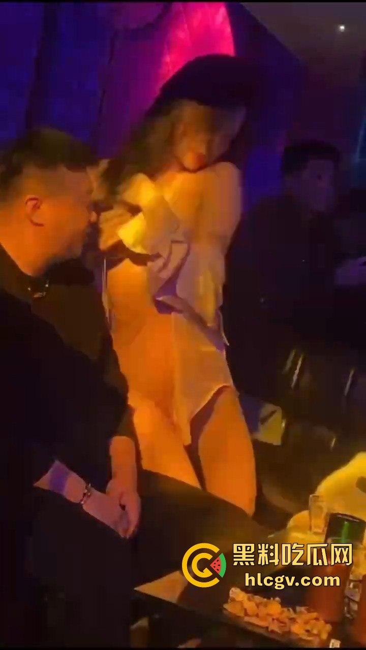 几兄弟酒吧实战，兄弟被妹子逼都蹭脸上了不敢动手！另一边恨不得长两嘴，轮番亲到脸上满是口水！-1