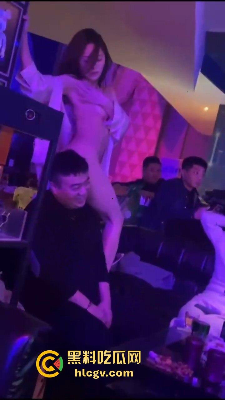 几兄弟酒吧实战，兄弟被妹子逼都蹭脸上了不敢动手！另一边恨不得长两嘴，轮番亲到脸上满是口水！-5