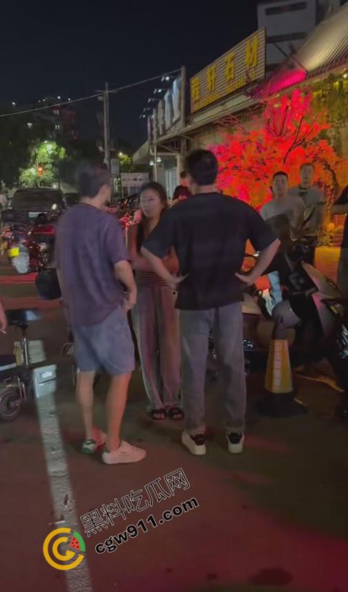 重庆破晓民谣酒馆门【吴继钰】出轨现场：婆媳联手捉奸，现场大乱斗，尖叫声阵阵，围观者疯狂拍照，醉酒男主角尴尬绝望！-5