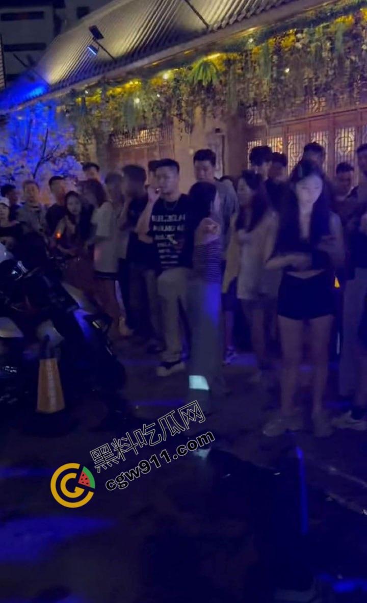 重庆破晓民谣酒馆门【吴继钰】出轨现场：婆媳联手捉奸，现场大乱斗，尖叫声阵阵，围观者疯狂拍照，醉酒男主角尴尬绝望！-9