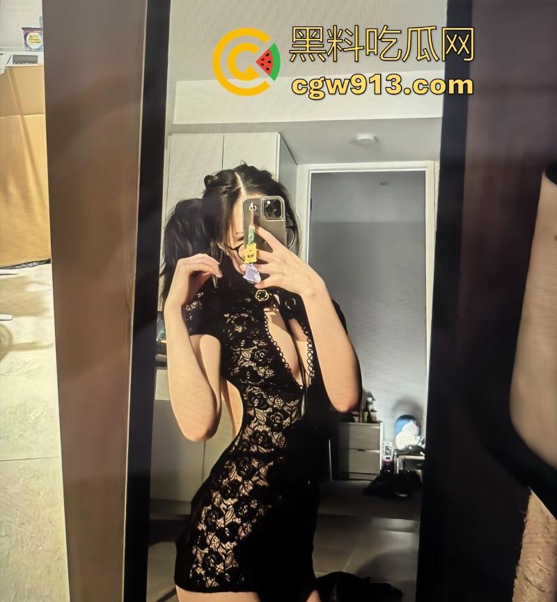 上海大学清纯女神【刘薇薇】被金主在酒店狂干视频曝光，性感黑丝蜜桃翘臀，无套后入猛插，翘臀被拍打的通红！-1