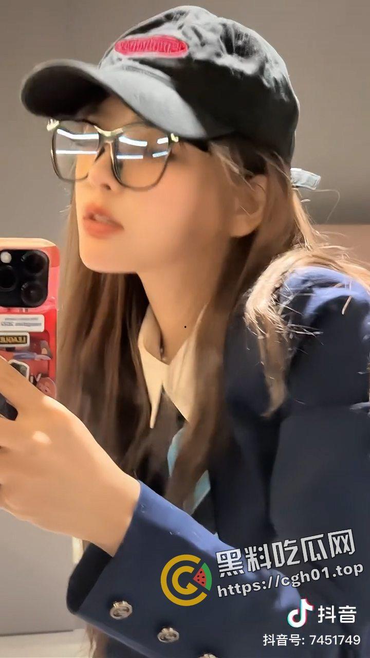 开盒LPL知名主持人【RITA】！开奔驰 喝战马 电竞椅上日rita 电竞少年的女神个人信息大曝光-4