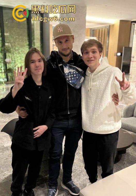 CSGO职业选手【宙斯Zeus】玩疯了，上海约炮大连工业大学黄婷后，转战东南亚开淫趴，女粉丝被当狗溜！-12