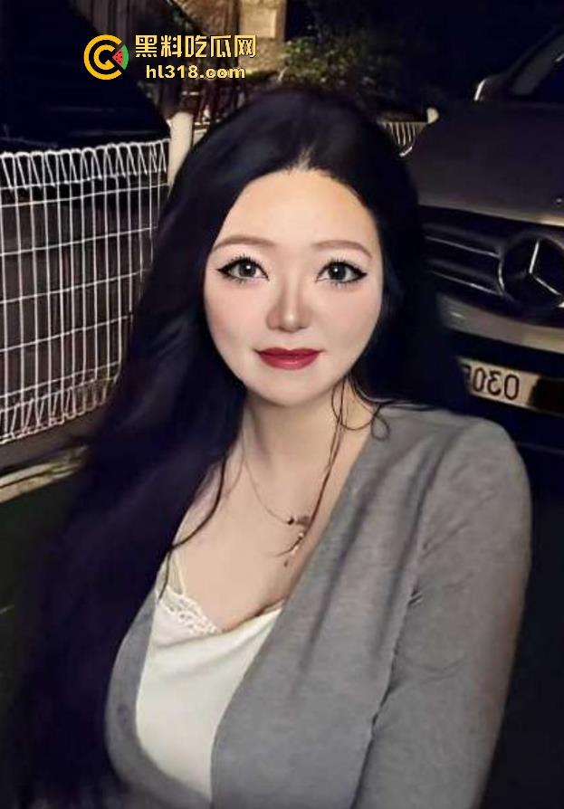 夫妻挑战客厅做爱，正插入猛操时候， 被女儿打开房门撞见了，来不及穿衣只能尴尬互望！-2