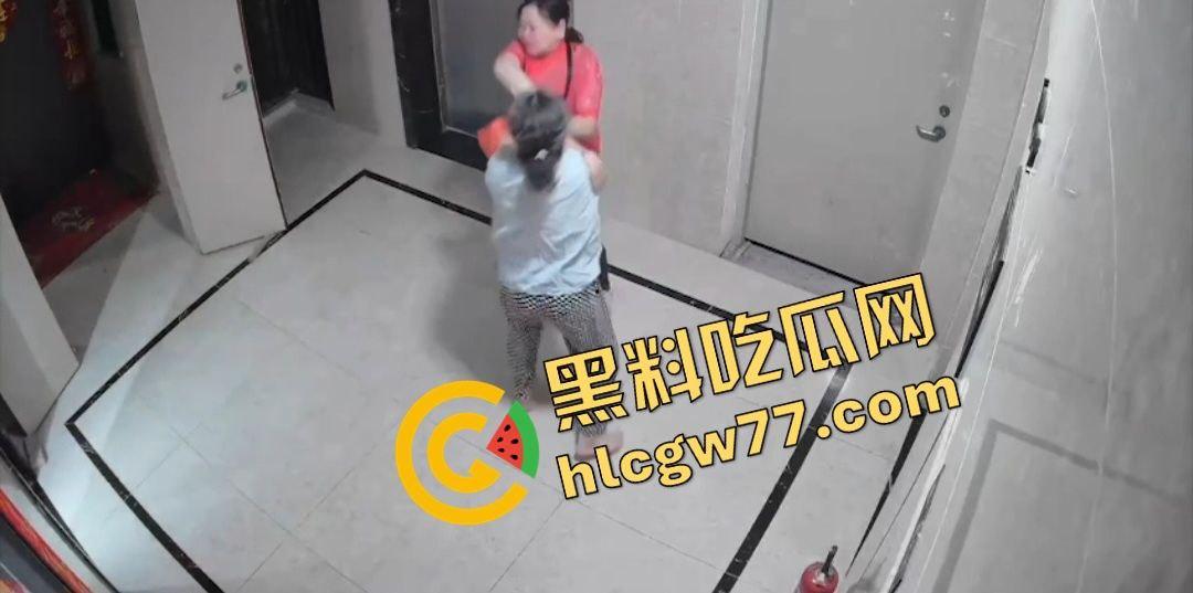 青岛阳光水岸疯老太夜袭邻居，老人被揍成猪头，监控曝变态暴行！-1