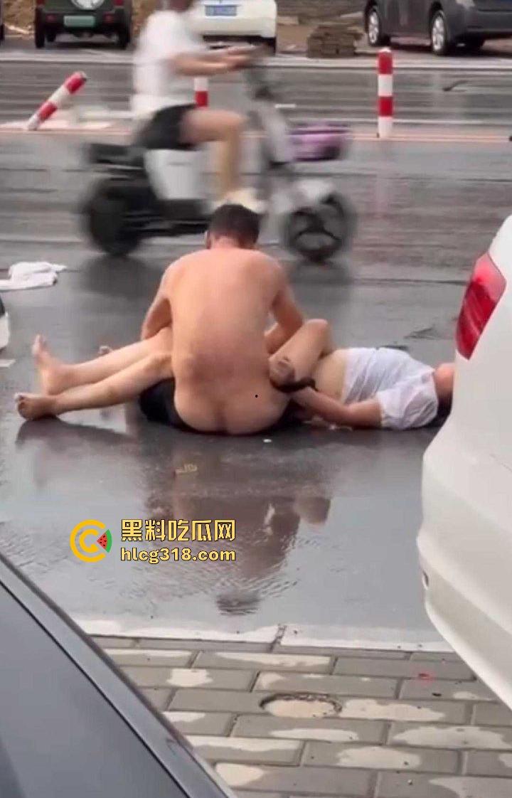 奇葩夫妻当街吵架，女方吵输了当街躺下耍赖，边吵还边脱衣服，真不把别人当外人啊！-5