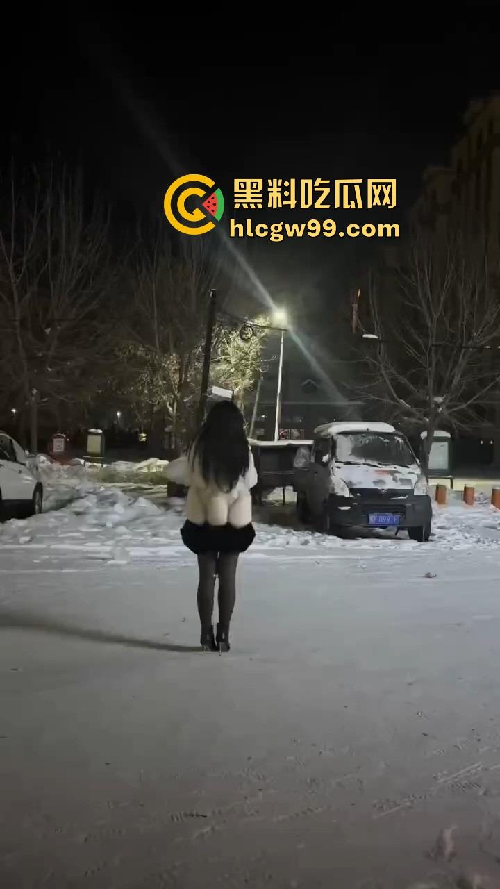 黑龙江伊春两妹子玩穿天猴玩出嘴喷烟火,质量太好不飞反炸,硬吃整波伤害,嘴吐青烟成人形烟花!-1