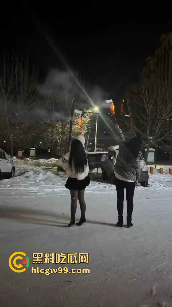 黑龙江伊春两妹子玩穿天猴玩出嘴喷烟火,质量太好不飞反炸,硬吃整波伤害,嘴吐青烟成人形烟花!-3