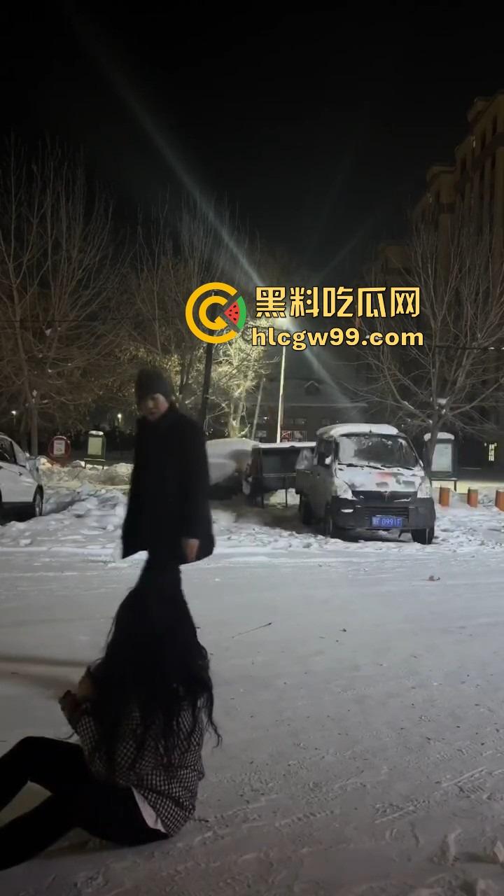 黑龙江伊春两妹子玩穿天猴玩出嘴喷烟火,质量太好不飞反炸,硬吃整波伤害,嘴吐青烟成人形烟花!-4