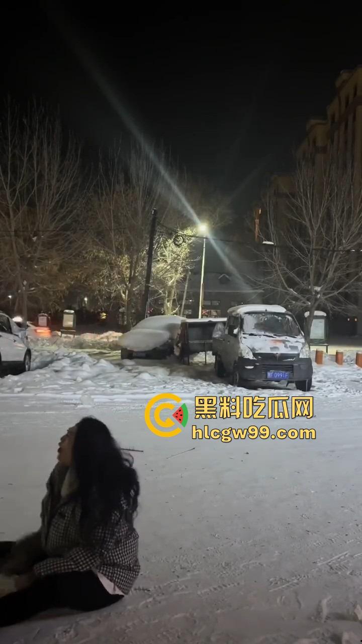 黑龙江伊春两妹子玩穿天猴玩出嘴喷烟火,质量太好不飞反炸,硬吃整波伤害,嘴吐青烟成人形烟花!-5