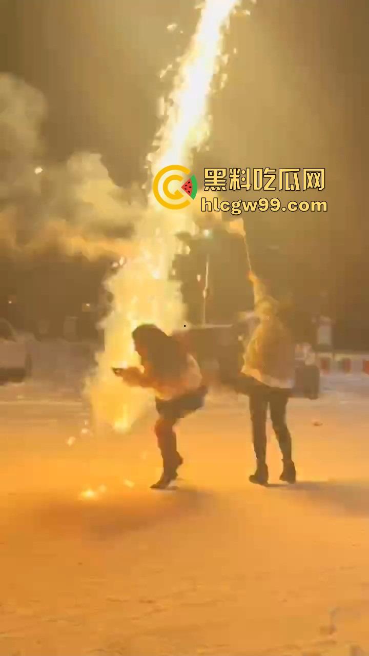 黑龙江伊春两妹子玩穿天猴玩出嘴喷烟火,质量太好不飞反炸,硬吃整波伤害,嘴吐青烟成人形烟花!-7