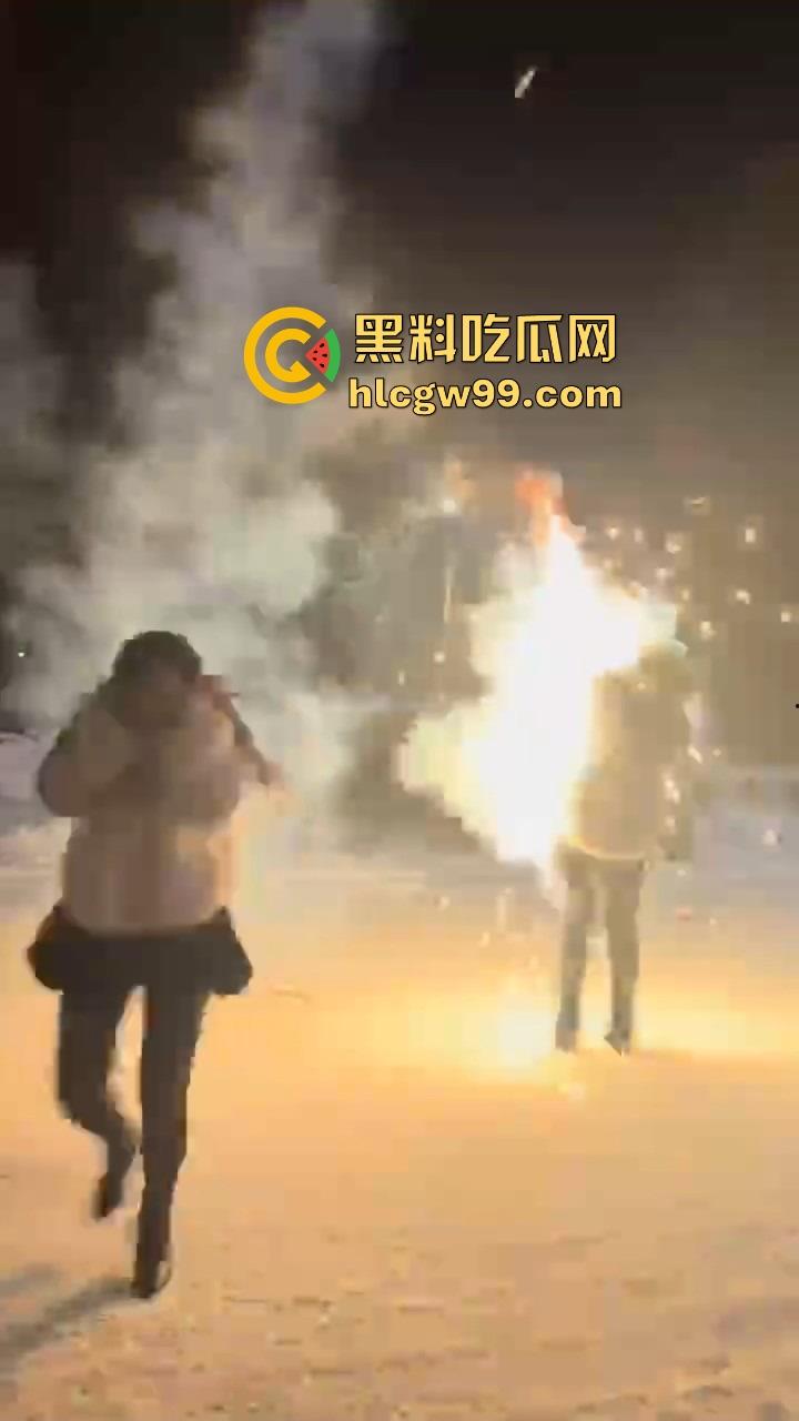 黑龙江伊春两妹子玩穿天猴玩出嘴喷烟火,质量太好不飞反炸,硬吃整波伤害,嘴吐青烟成人形烟花!-8