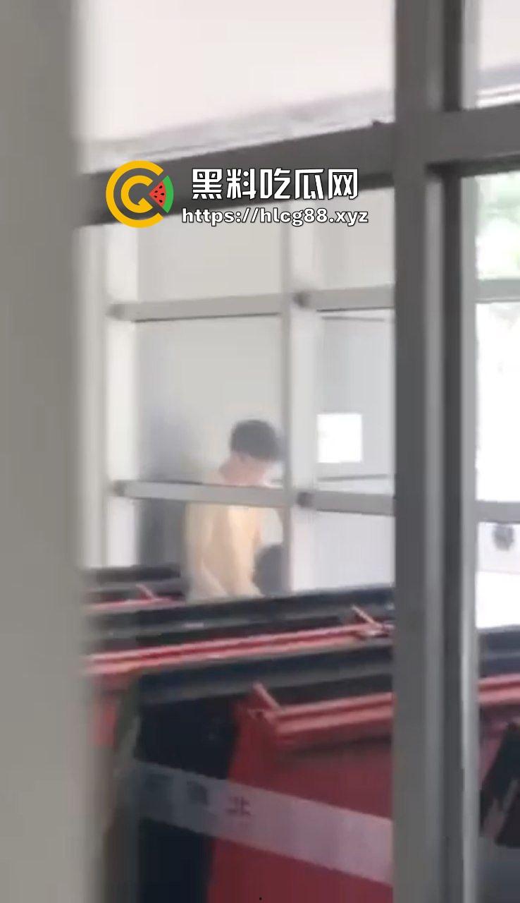 北邮体育馆刺激战场！饥渴难耐小情侣脱衣激情热吻做爱，各种猛吸猛舔恨不得把对方吃掉！-3