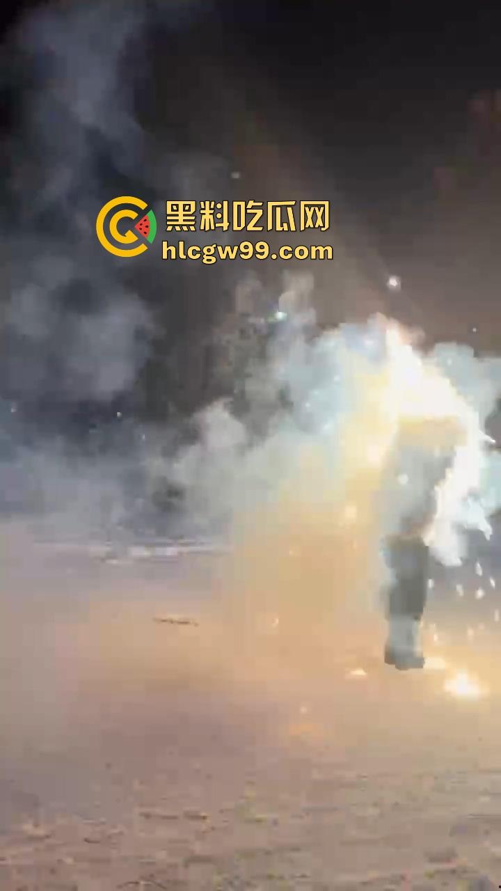 黑龙江伊春两妹子玩穿天猴玩出嘴喷烟火,质量太好不飞反炸,硬吃整波伤害,嘴吐青烟成人形烟花!-9