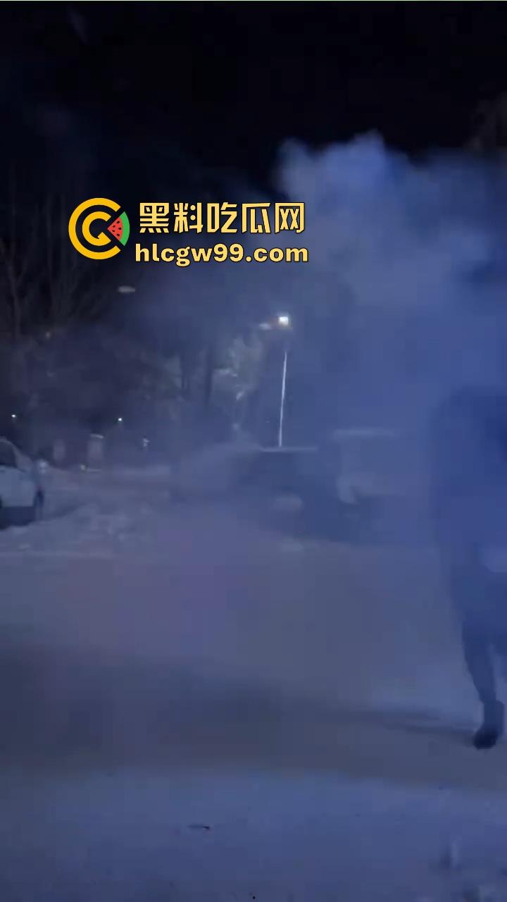 黑龙江伊春两妹子玩穿天猴玩出嘴喷烟火,质量太好不飞反炸,硬吃整波伤害,嘴吐青烟成人形烟花!-11