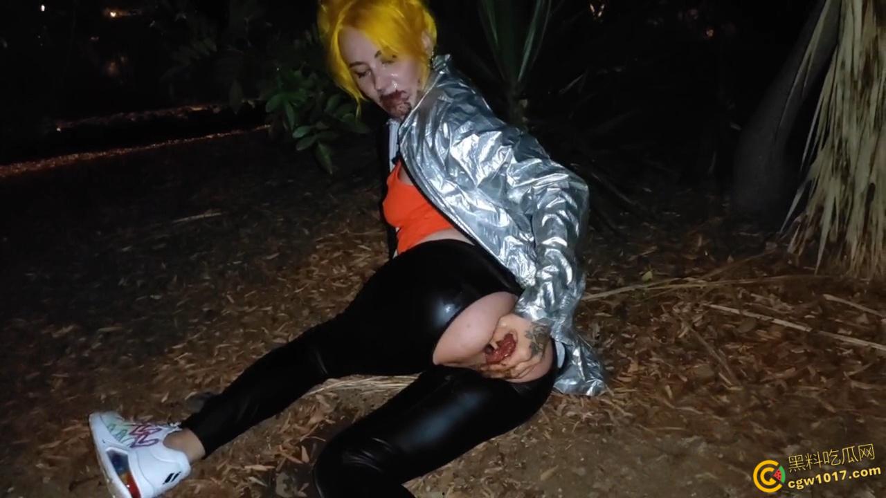 重口预警！欧美黄发妹子【ForestWhore】调教视频泄密，户外吃垃圾舔食地上瓜子壳，还拿泥巴涂逼逼！-5