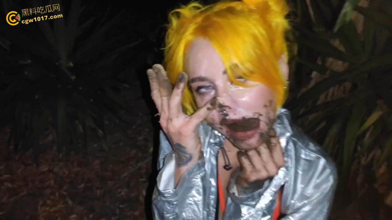 重口预警！欧美黄发妹子【ForestWhore】调教视频泄密，户外吃垃圾舔食地上瓜子壳，还拿泥巴涂逼逼！-6