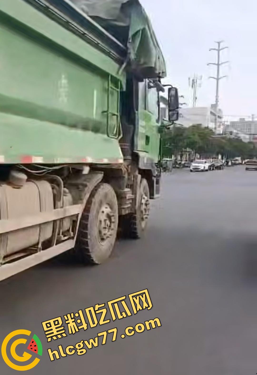 河南辉县老太太近视千度急买菜酿惨剧！大货车碾爆头颅脑浆四溅，喷到路人身上洗了个血浴！-2