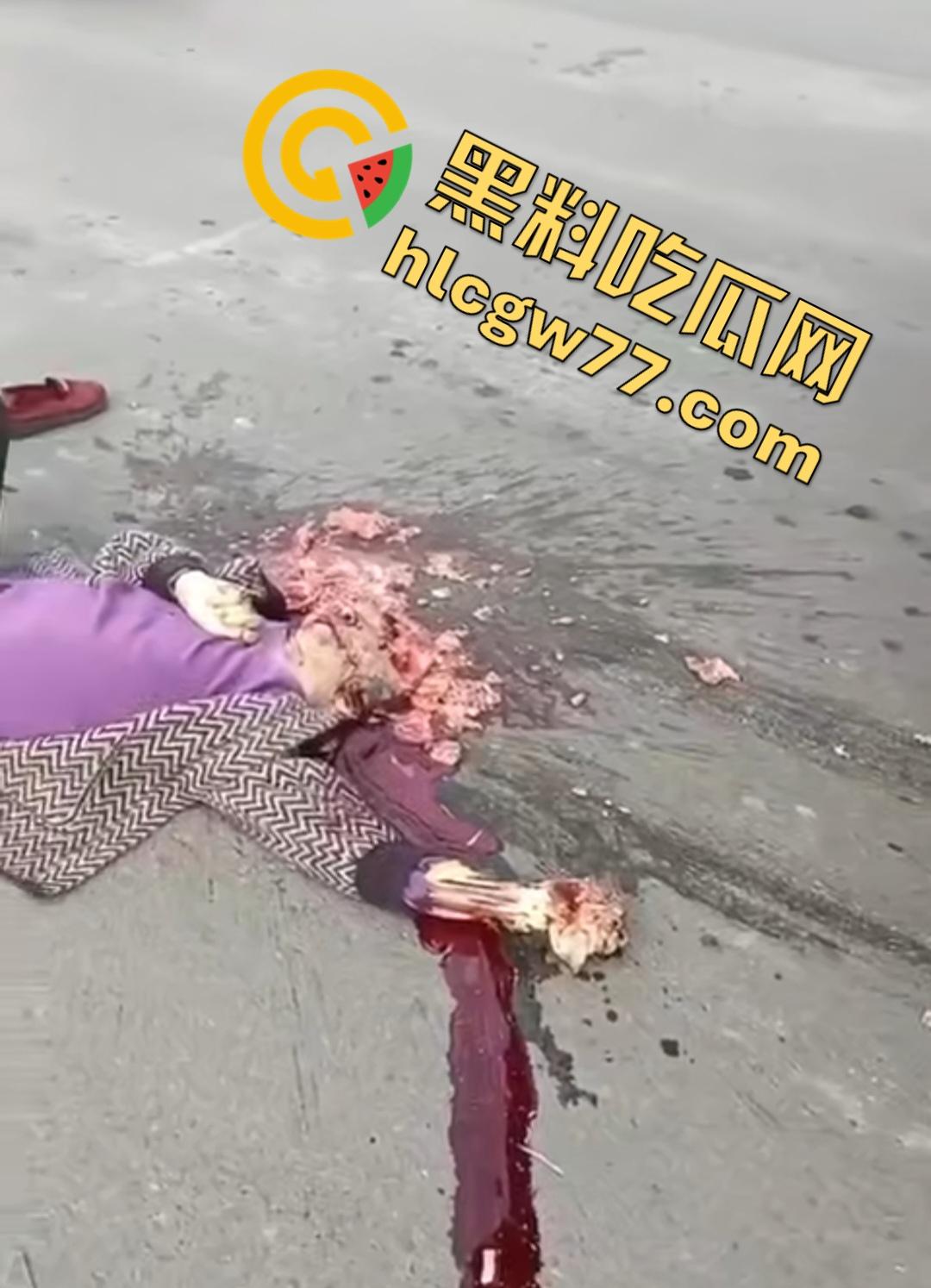 河南辉县老太太近视千度急买菜酿惨剧！大货车碾爆头颅脑浆四溅，喷到路人身上洗了个血浴！-3