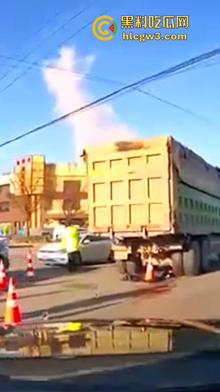 武汉一妹子骑车玩手机闯红灯惨遭大车碾压 直接腿被撞没上演“下半身失踪”  现已确认死亡！-7