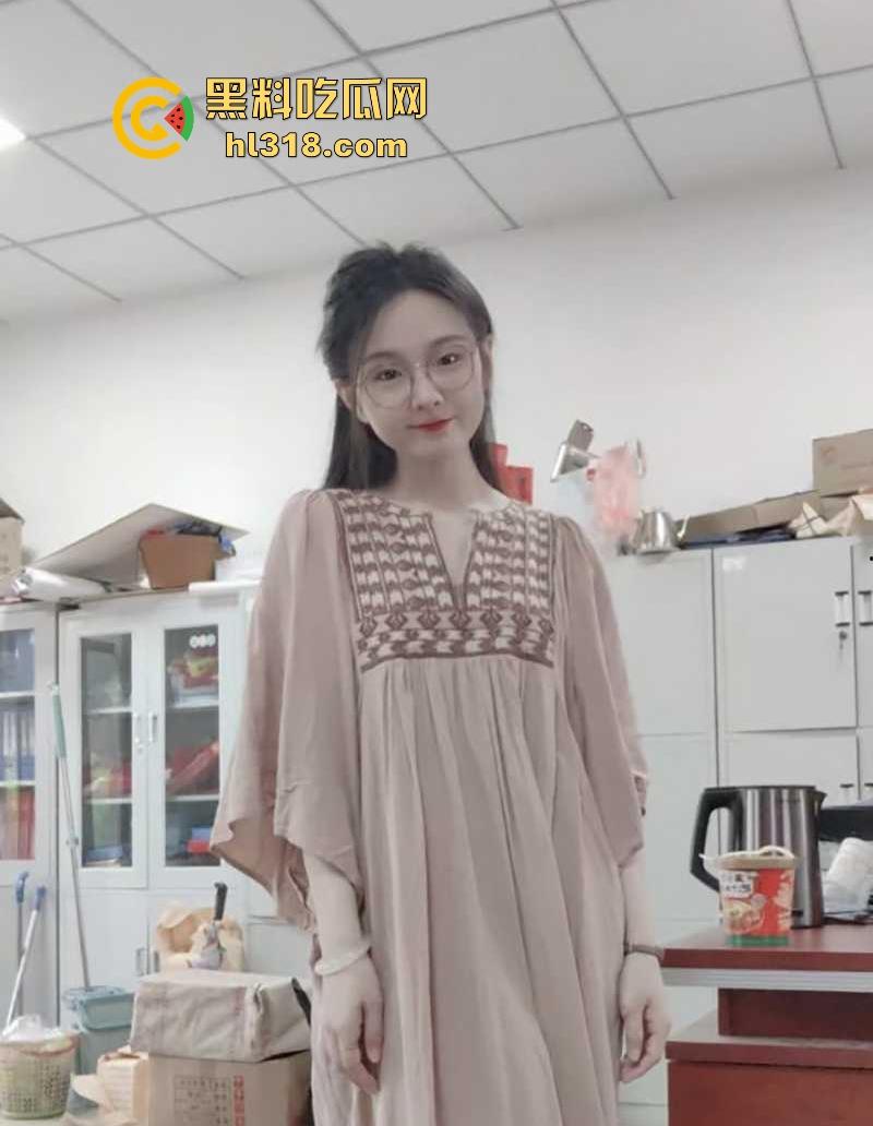 湖南公务员【秦晓酥】不雅视频流出，清纯贤妻良母被领导当狗玩弄，白翘蜜桃臀被无套后入骚气冲天！-3