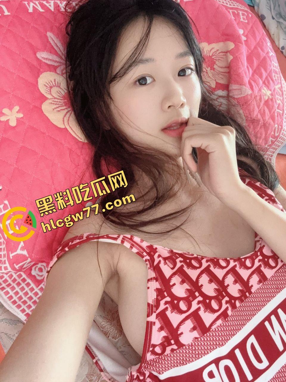 甜妹外表实则骚货体质,新乡小甜妞『钱乐乐』奶大腿白笑得甜,就是阴毛炸得跟小草坪一样!-1