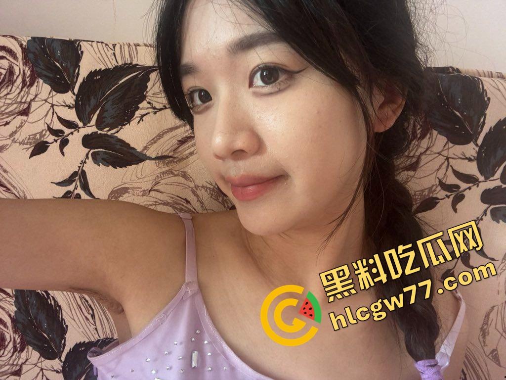 甜妹外表实则骚货体质,新乡小甜妞『钱乐乐』奶大腿白笑得甜,就是阴毛炸得跟小草坪一样!-3