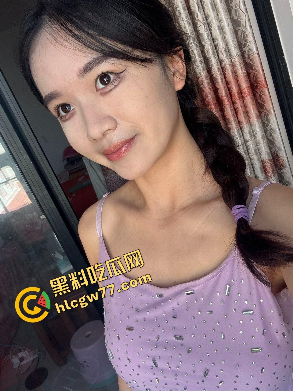 甜妹外表实则骚货体质,新乡小甜妞『钱乐乐』奶大腿白笑得甜,就是阴毛炸得跟小草坪一样!-4