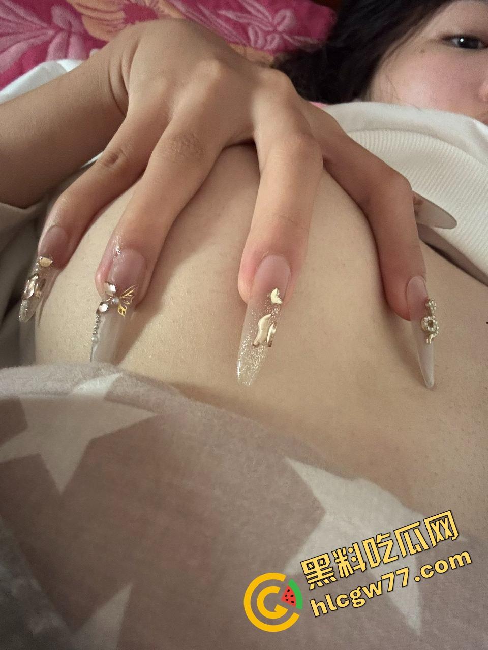 甜妹外表实则骚货体质,新乡小甜妞『钱乐乐』奶大腿白笑得甜,就是阴毛炸得跟小草坪一样!-10