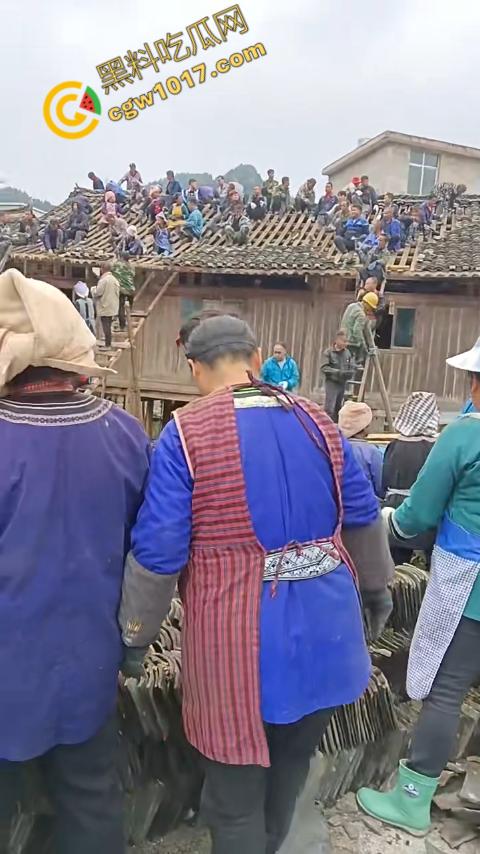 贵州黔东南搬家视频火爆全网，众人合力将房屋搬走，离谱骚操作看呆网友，直呼这才是真正的“搬家”！-2