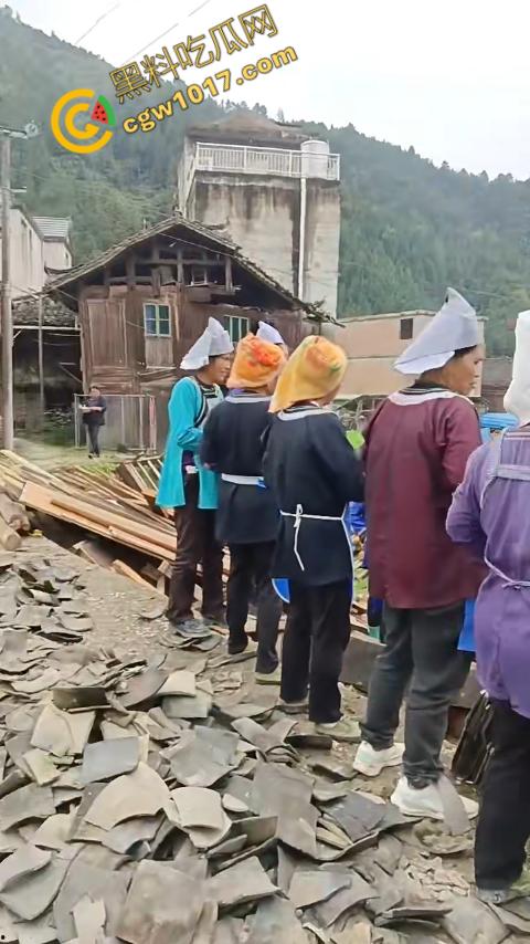 贵州黔东南搬家视频火爆全网，众人合力将房屋搬走，离谱骚操作看呆网友，直呼这才是真正的“搬家”！-3