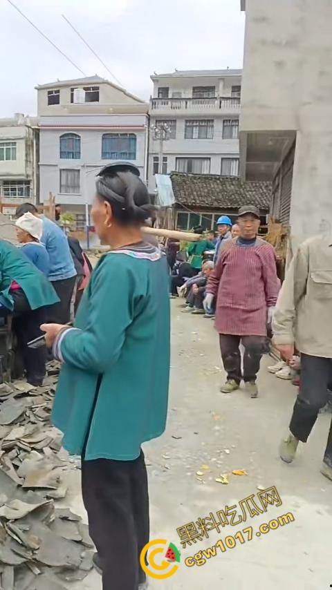 贵州黔东南搬家视频火爆全网，众人合力将房屋搬走，离谱骚操作看呆网友，直呼这才是真正的“搬家”！-4