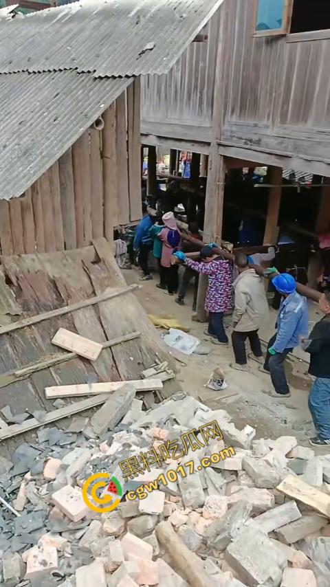 贵州黔东南搬家视频火爆全网，众人合力将房屋搬走，离谱骚操作看呆网友，直呼这才是真正的“搬家”！-5