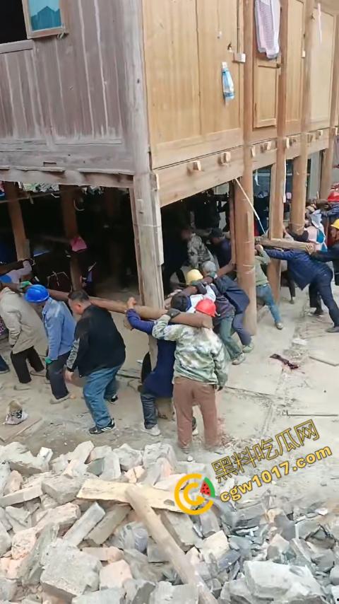 贵州黔东南搬家视频火爆全网，众人合力将房屋搬走，离谱骚操作看呆网友，直呼这才是真正的“搬家”！-6