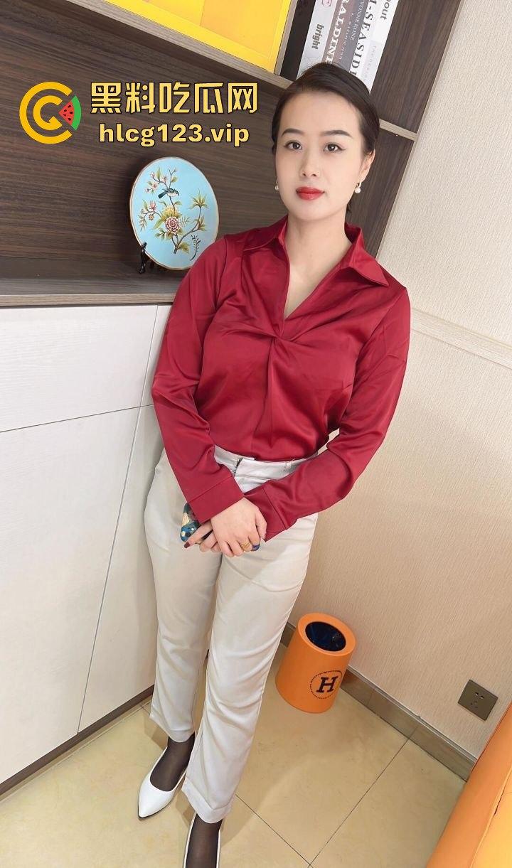 抖音爆料!江苏31岁人妻【你的晴姨】丝袜诱惑不穿内裤,妩媚撩人引发热议!-5