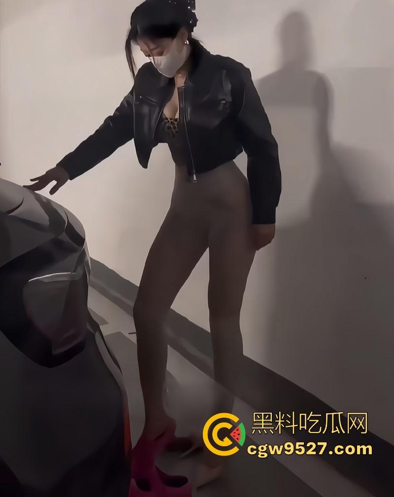 海角乱伦,骚母狗妈妈淫态撩人 浪逼被狂操喷汁,淫水喷得满床都是,浪叫得嗓子都哑了!-1