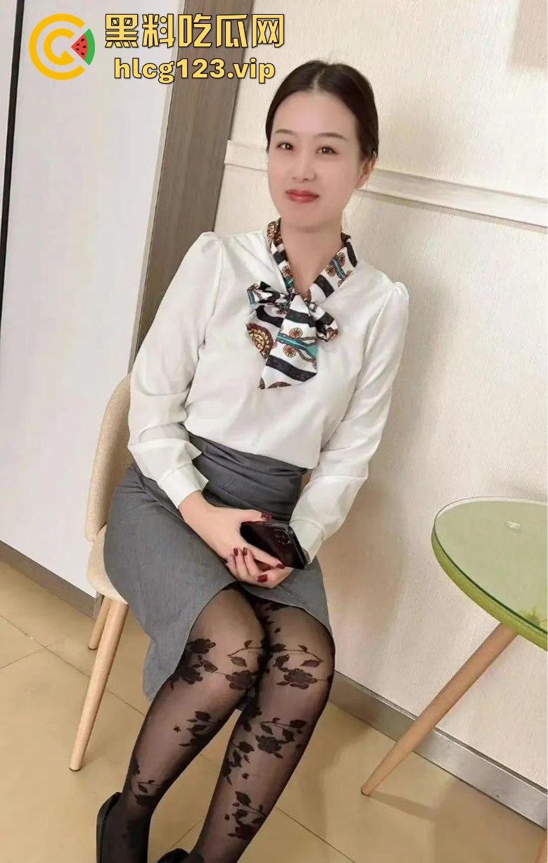 抖音爆料!江苏31岁人妻【你的晴姨】丝袜诱惑不穿内裤,妩媚撩人引发热议!-6