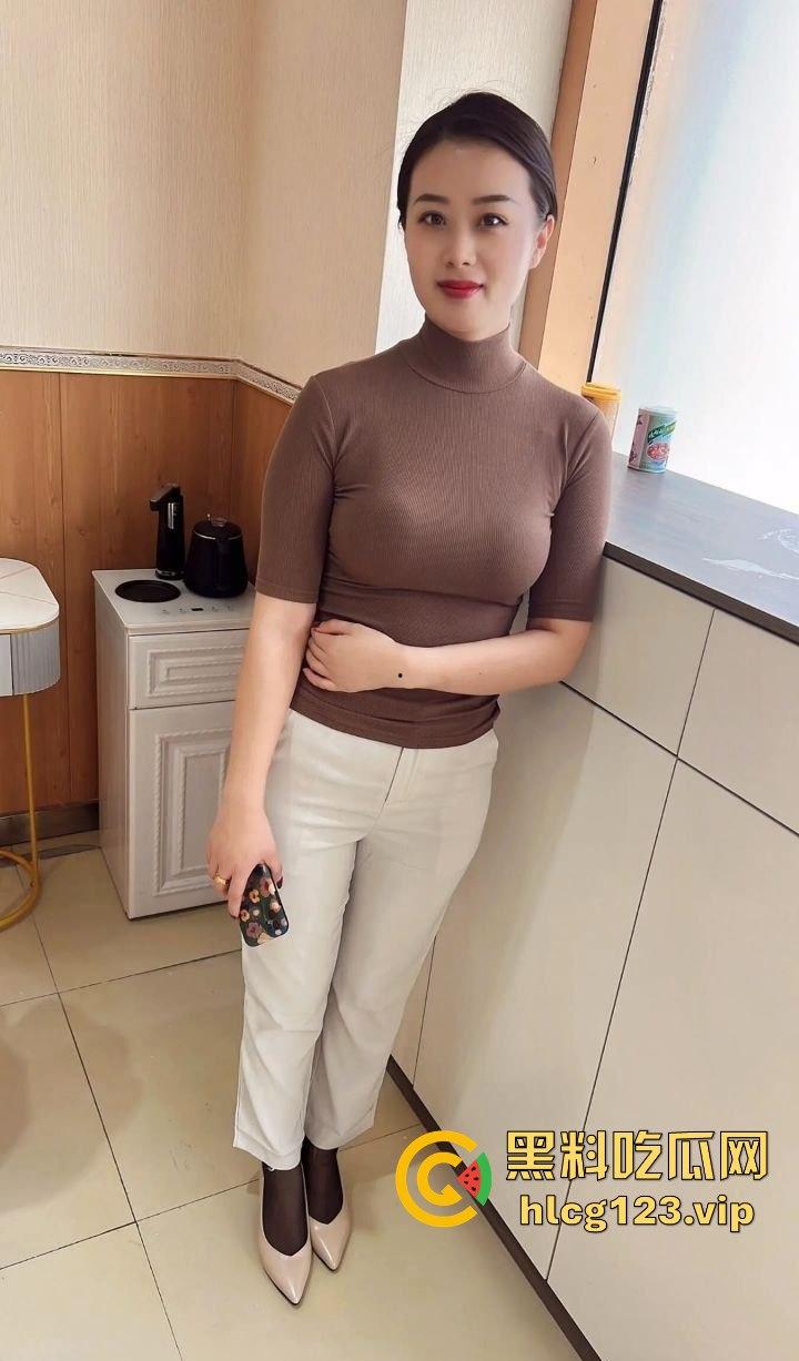 抖音爆料!江苏31岁人妻【你的晴姨】丝袜诱惑不穿内裤,妩媚撩人引发热议!-8