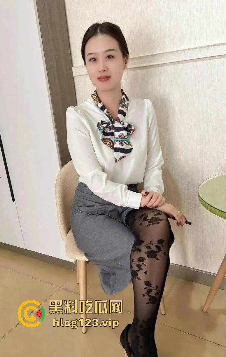 抖音爆料!江苏31岁人妻【你的晴姨】丝袜诱惑不穿内裤,妩媚撩人引发热议!-9