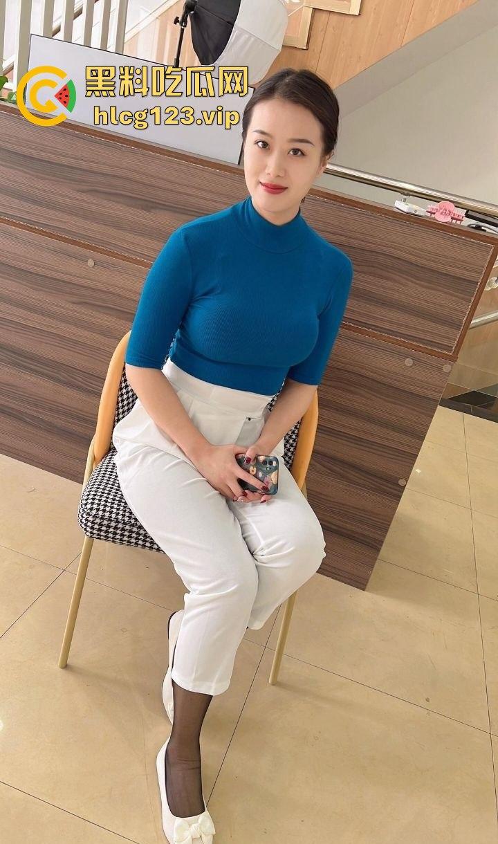 抖音爆料!江苏31岁人妻【你的晴姨】丝袜诱惑不穿内裤,妩媚撩人引发热议!-12